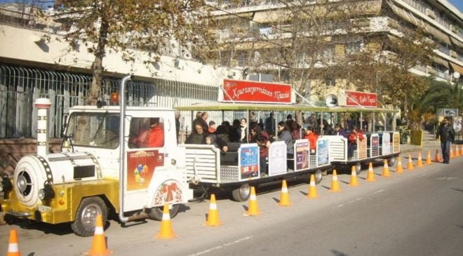 Αρχισε τις βόλτες το χριστουγεννιάτικο τρενάκι στην Καλαμαριά