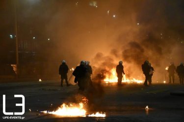 Ανδρες των ΜΑΤ δέχθηκαν επίθεση με μολότοφ στην Θεσσαλονίκη!
