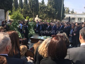 Βουβός πόνος και θλίψη στην κηδεία του Βασίλη Λυριτζή (ΦΩΤΟ)