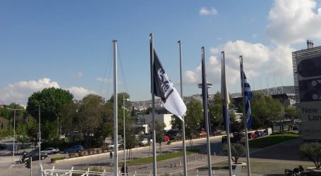 «Ανεβοκατεβαίνουν» οι σημαίες του ΠΑΟΚ στο δημαρχείο της Θεσσαλονίκης