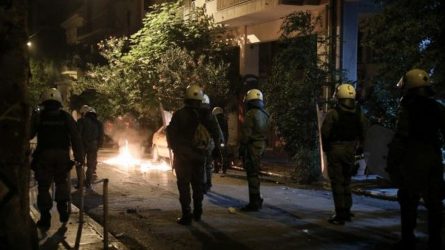 Δολοφονία Γρηγορόπουλου: Πέτρες και μολότοφ στην συγκέντρωση διαμαρτυρίας για την αποφυλάκιση Κορκονέα