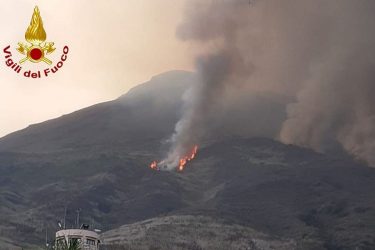 Σικελία: Συγκλονιστικά βίντεο από το ηφαίστειο στο Στρόμπολι (ΒΙΝΤΕΟ)