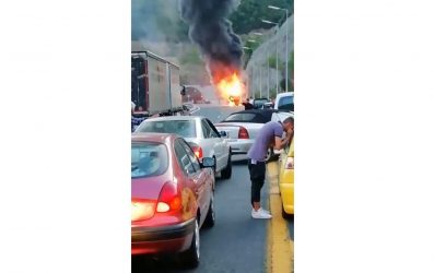 Στις φλόγες λεωφορείο στην Εγνατία Οδό – Ταξίδευε από Χαλκιδική (ΒΙΝΤΕΟ)