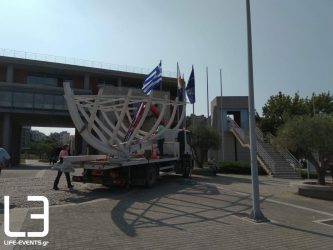 Ξεστήθηκε κι απομακρύνεται το καράβι από το δημαρχείο Θεσσαλονίκης (ΦΩΤΟ)