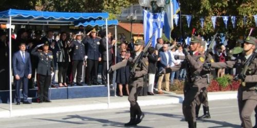 Μητέρα στρατιωτικός έκανε παρέλαση με το μωράκι της στον μάρσιπο
