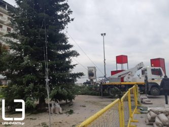 Λαμπιόνια και στολισμοί στο δέντρο στην Πλατεία Αριστοτέλους (ΦΩΤΟ)