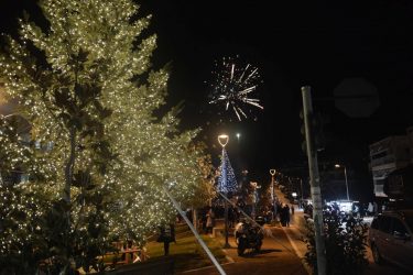 Δήμος Νεάπολης – Συκεών: Φωταγωγήθηκε και το δέντρο στα Πεύκα