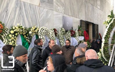 Συγγενείς, φίλοι και πλήθος κόσμου αποχαιρετούν τον Θάνο Μικρούτσικο (ΒΙΝΤΕΟ & ΦΩΤΟ)