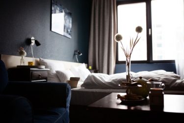 Χαλκιδική: Ο ιδιοκτήτης του καταλύματος με τις κρυφές κάμερες “ξήλωσε” τις ταμπέλες και έφυγε από το χωριό