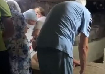 Κύπρος: Χαμός με το βίντεο που δείχνει τουρίστρια… σφηνωμένη στη σαρκοφάγο του Αγίου Λαζάρου
