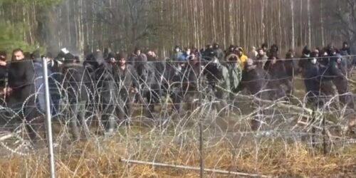 Χαμός στα σύνορα Πολωνίας – Λευκορωσίας με χιλιάδες μετανάστες (ΒΙΝΤΕΟ)