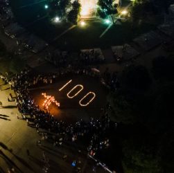 Εκατό φαναράκια για τα 100 χρόνια από τη Μικρασιατική Καταστροφή στην πλατεία Λευκού Πύργου (ΦΩΤΟ)