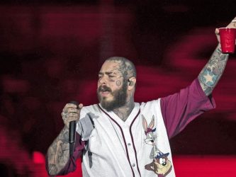 Ο Post Malone χτύπησε σοβαρά τα πλευρά του και συνέχισε την συναυλία στο Σεντ Λούις