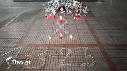 Σύγκρουση τρένων στα Τέμπη: Λουλούδια και κεριά έξω από τον σταθμό του ΟΣΕ στη Λάρισα (ΦΩΤΟ)