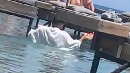 Πρόστιμα στο beach bar της Ρόδου όπου ο σερβιτόρος πήγαινε τις παραγγελίες σχεδόν κολυμπώντας