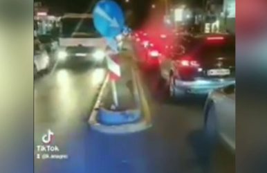 Χαλκιδική: Ασθενοφόρο προσπάθησε να προσεγγίσει περιστατικό μέσω μίας μποτιλιαρισμένης οδού (ΒΙΝΤΕΟ)