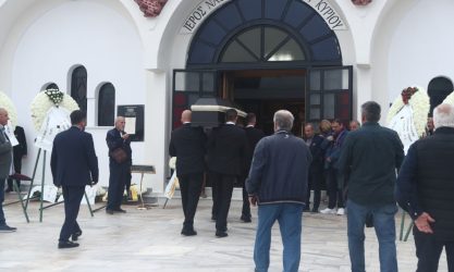Θεσσαλονίκη: Συγκίνηση στο τελευταίο “αντίο” στον Πάρι Καλημερίδη (ΦΩΤΟ)