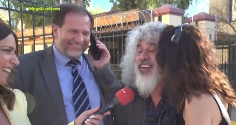 Αγκαλιά με τη σύζυγό του βγήκε από τα δικαστήρια ο Γιάννης Γιοκαρίνης (ΒΙΝΤΕΟ)