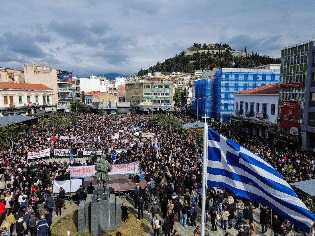 Απεργιακή συγκέντρωση στην Λαμία για τη συμπλήρωση δύο χρόνων από το σιδηροδρομικό δυστύχημα των Τεμπών, που στοίχισε τις ζωές 57 ανθρώπων, Παρασκευή 28 Φεβρουαρίου 2025. Συνδικάτα, ομοσπονδίες, σύλλογοι, ενώσεις, φορείς, οργανώσεις και κινήσεις πολιτών έχουν κηρύξει 24ωρη απεργία, στην μνήμη των θυμάτων με αίτημα να μην υπάρξει καμιά συγκάλυψη και να αποδοθεί δικαιοσύνη.