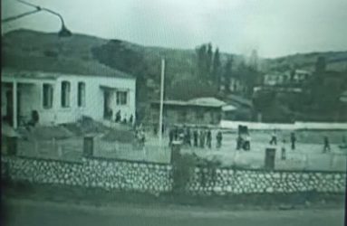 Παρέλαση στη μοναξιά των Ευζώνων από μαθητές του Α΄ Γυμνασίου Γιαννιτσών