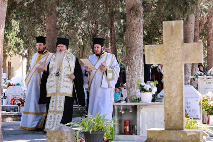 Περιφορά του Επιταφίου στα Κοιμητήρια της Καλαμαριάς (ΦΩΤΟ)