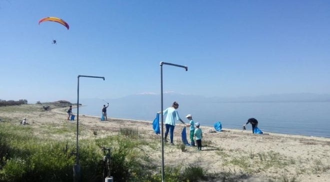 Δήμος Καλαμαριάς: Εθελοντές μάζεψαν απορρίμματα από την παραλία Αρετσούς